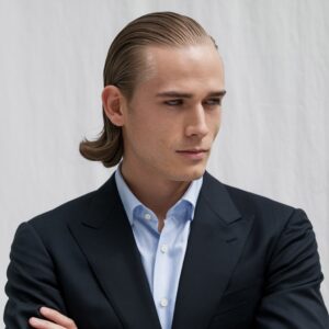 20 Cool Hairstyles for Men with Long Hair: Ultimate Style Guide 2024